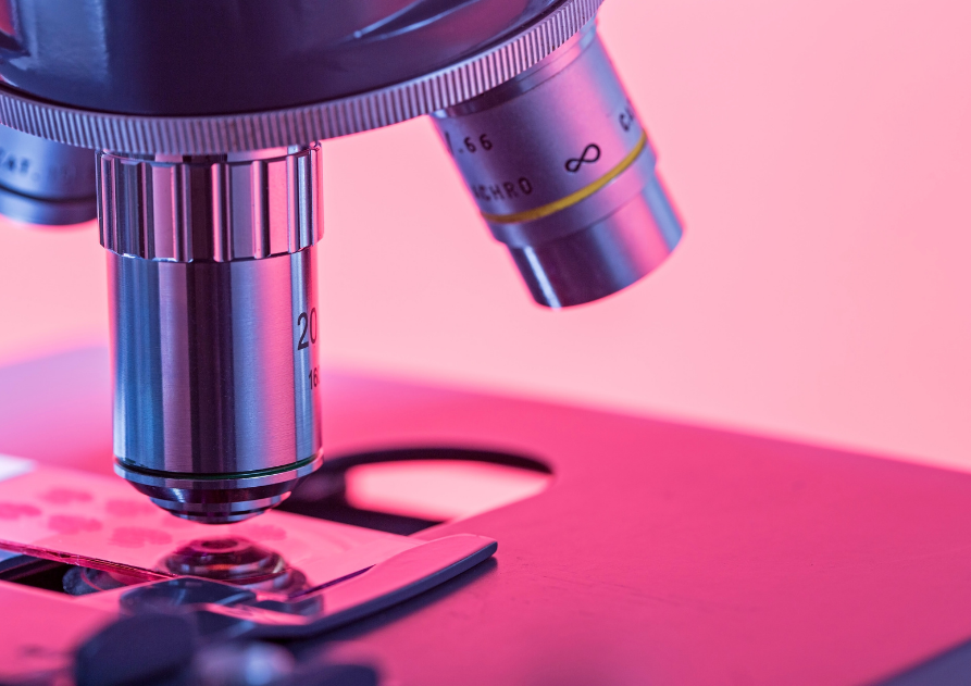 Microscopio sobre fondo rosa