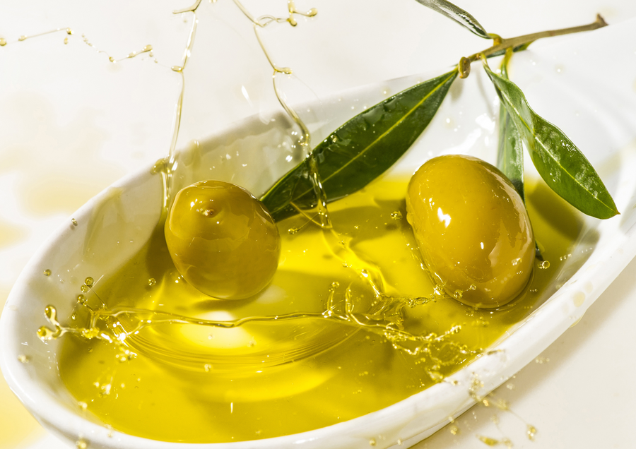 Cuenco con aceite de oliva y aceitunas