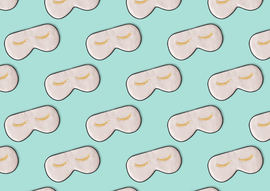 Antifaces para dormir sobre fondo verde agua