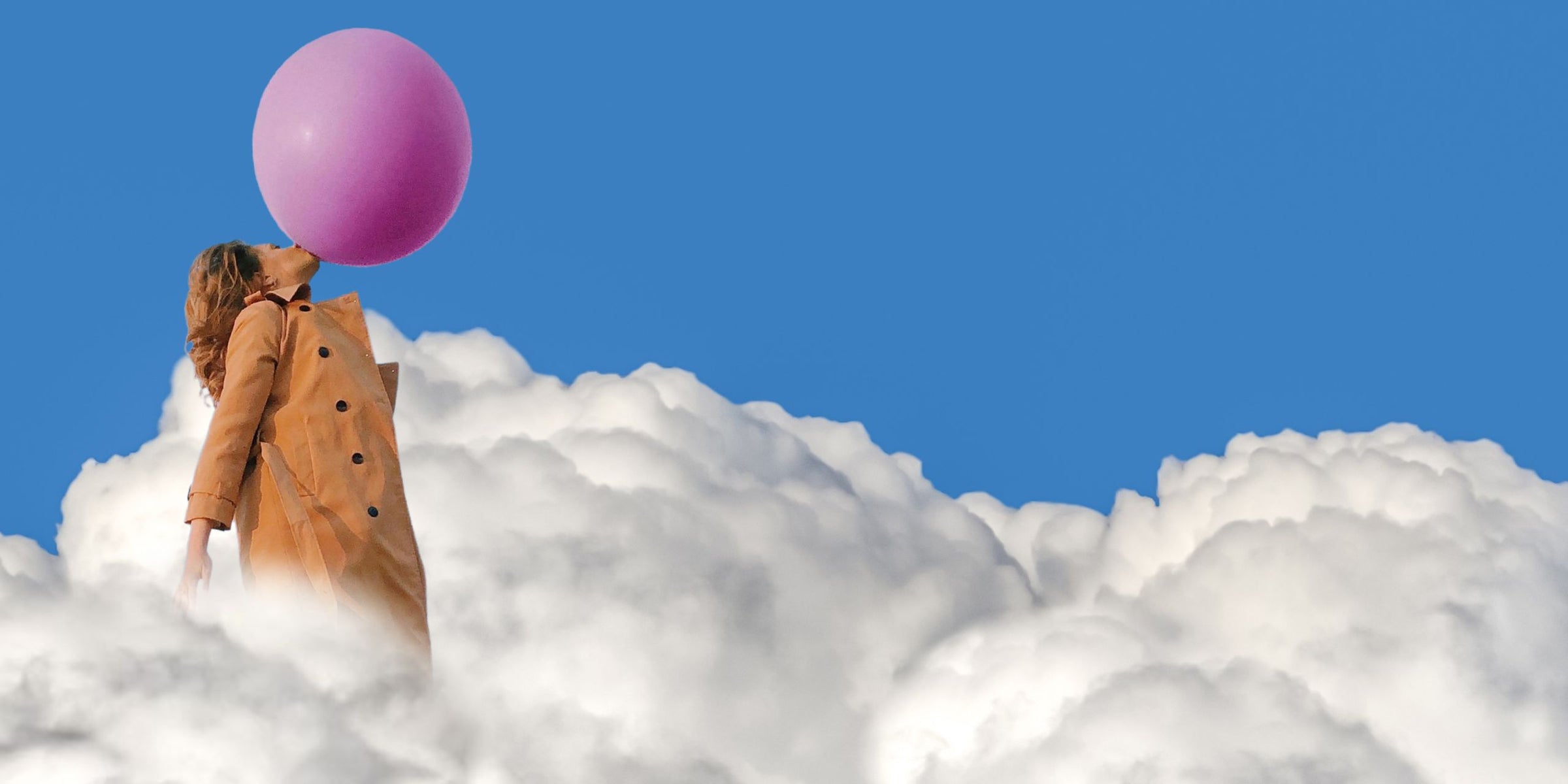 Figura con un globo rosa entre nubes, sobre cielo azul