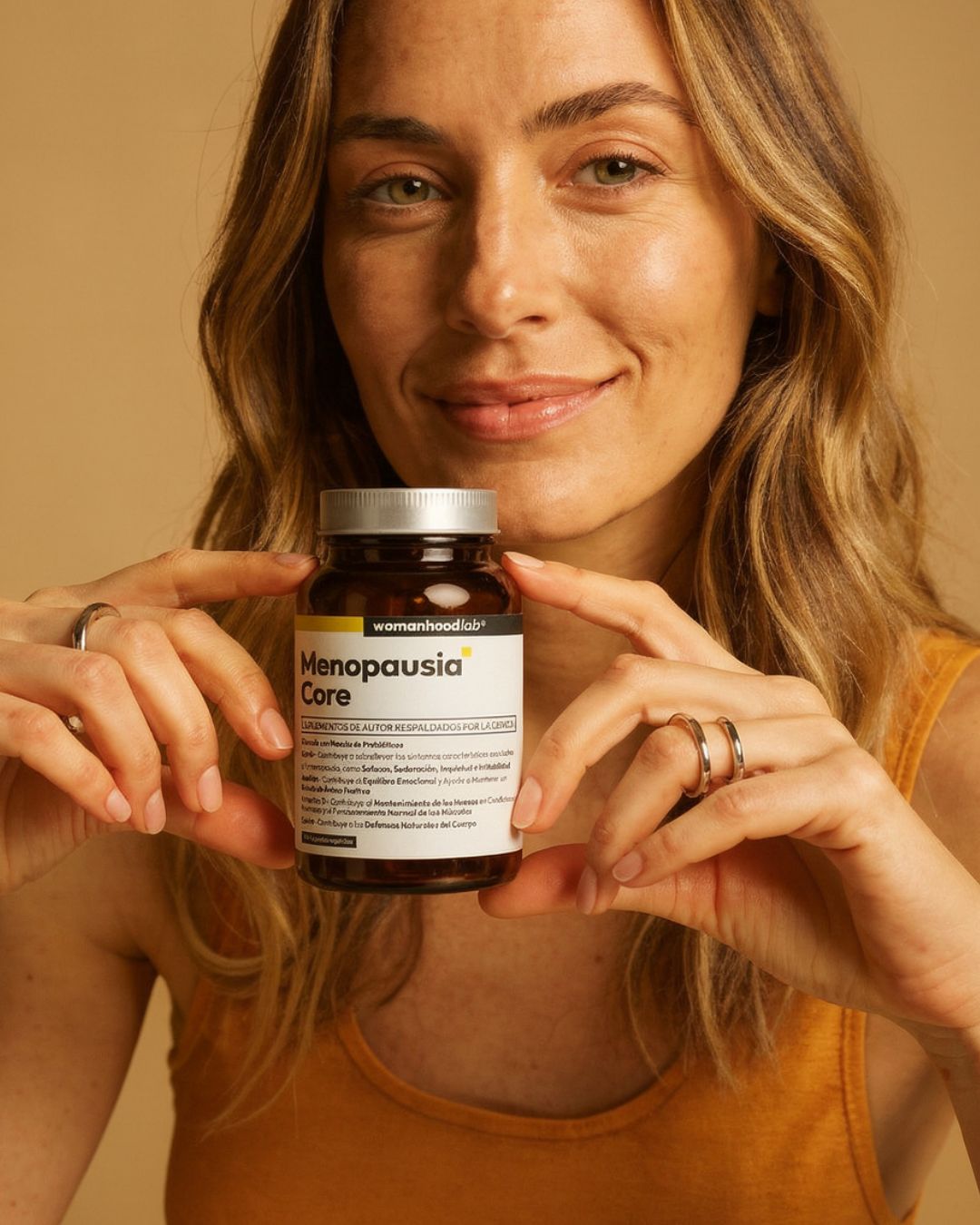 Mujer sonriente sosteniendo un bote de Menopausia Core