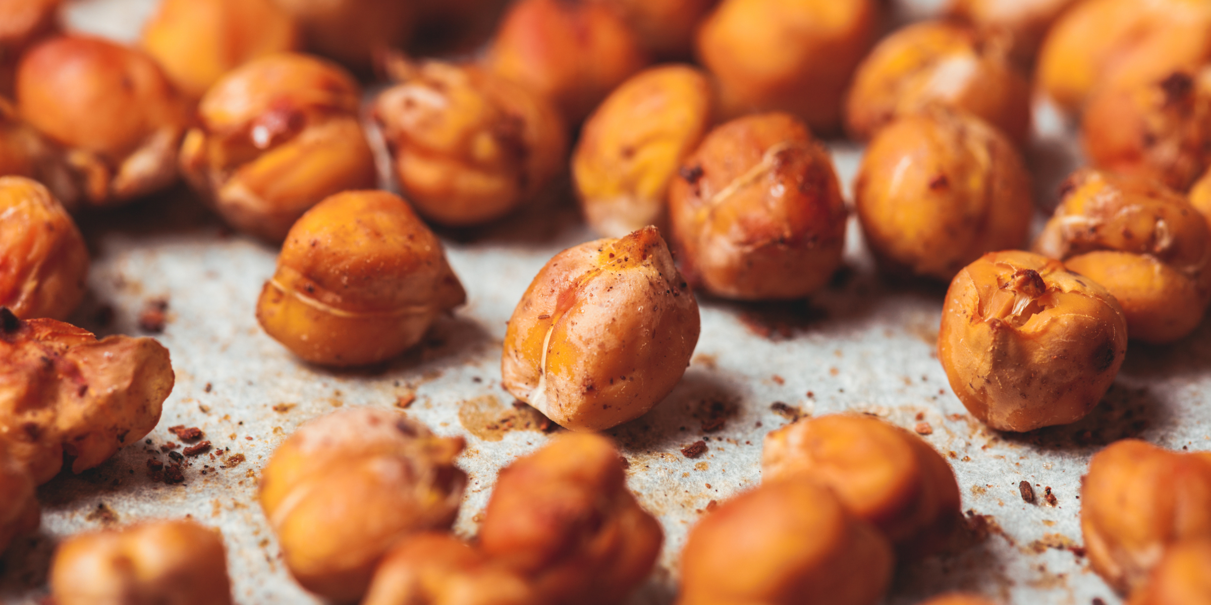 Garbanzos tostados y crujientes sobre papel de horno