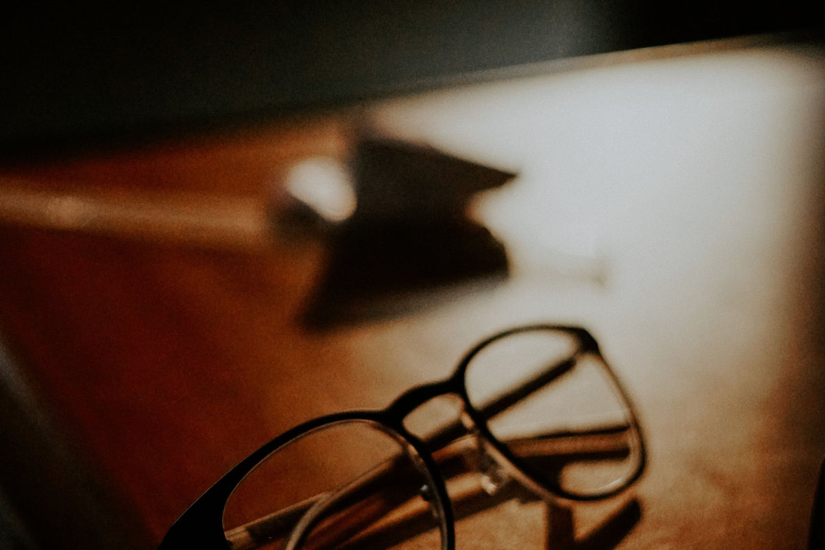 Unas gafas sobre una mesa de madera