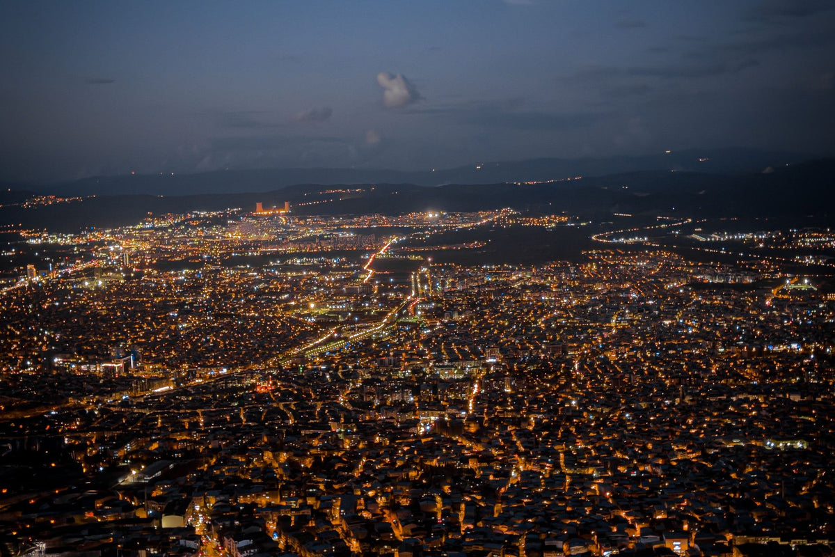 Ciudad iluminada de noche vista desde arriba