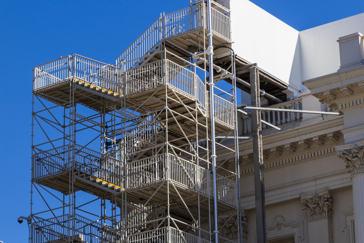 Edificio histórico en obras cubierto de andamios