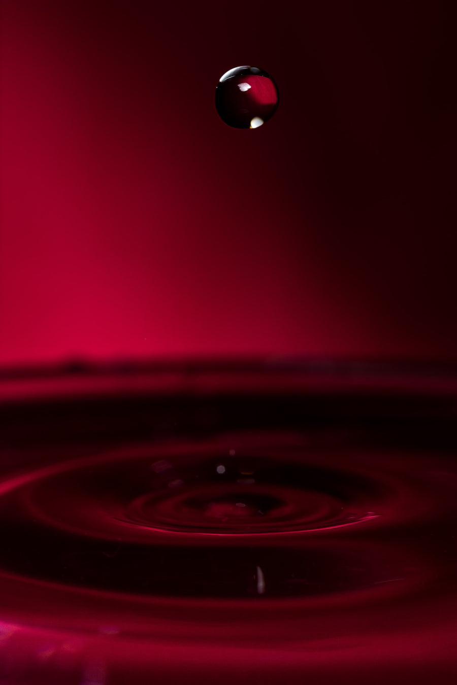 Gota cayendo sobre un líquido rojo