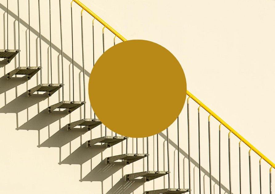 Escalera exterior con barandilla amarilla