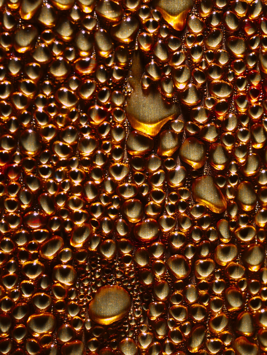 Gotas doradas de agua sobre una superficie