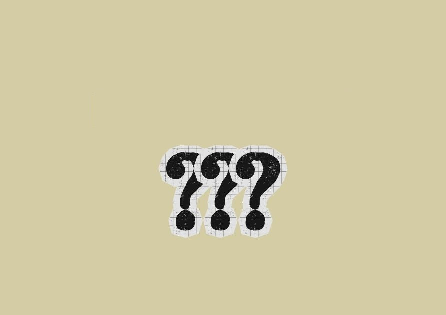 Tres signos de interrogación recortados sobre fondo beige