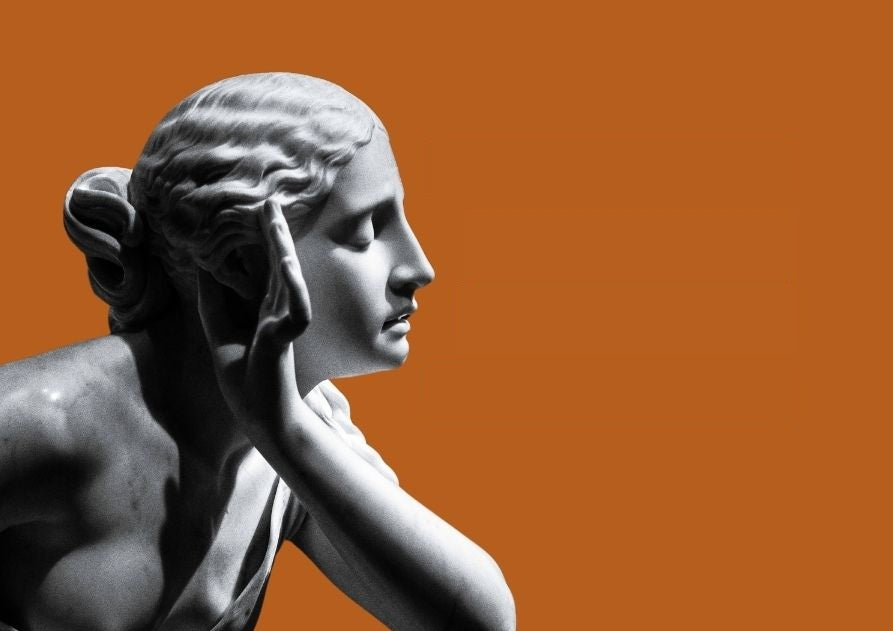 Una escultura clásica con la mano en la sien, sobre fondo naranja