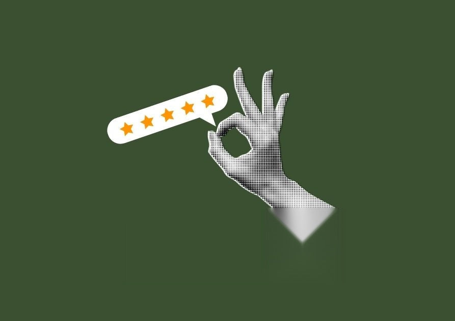 Una mano haciendo el gesto de aprobación junto a cinco estrellas, sobre fondo verde