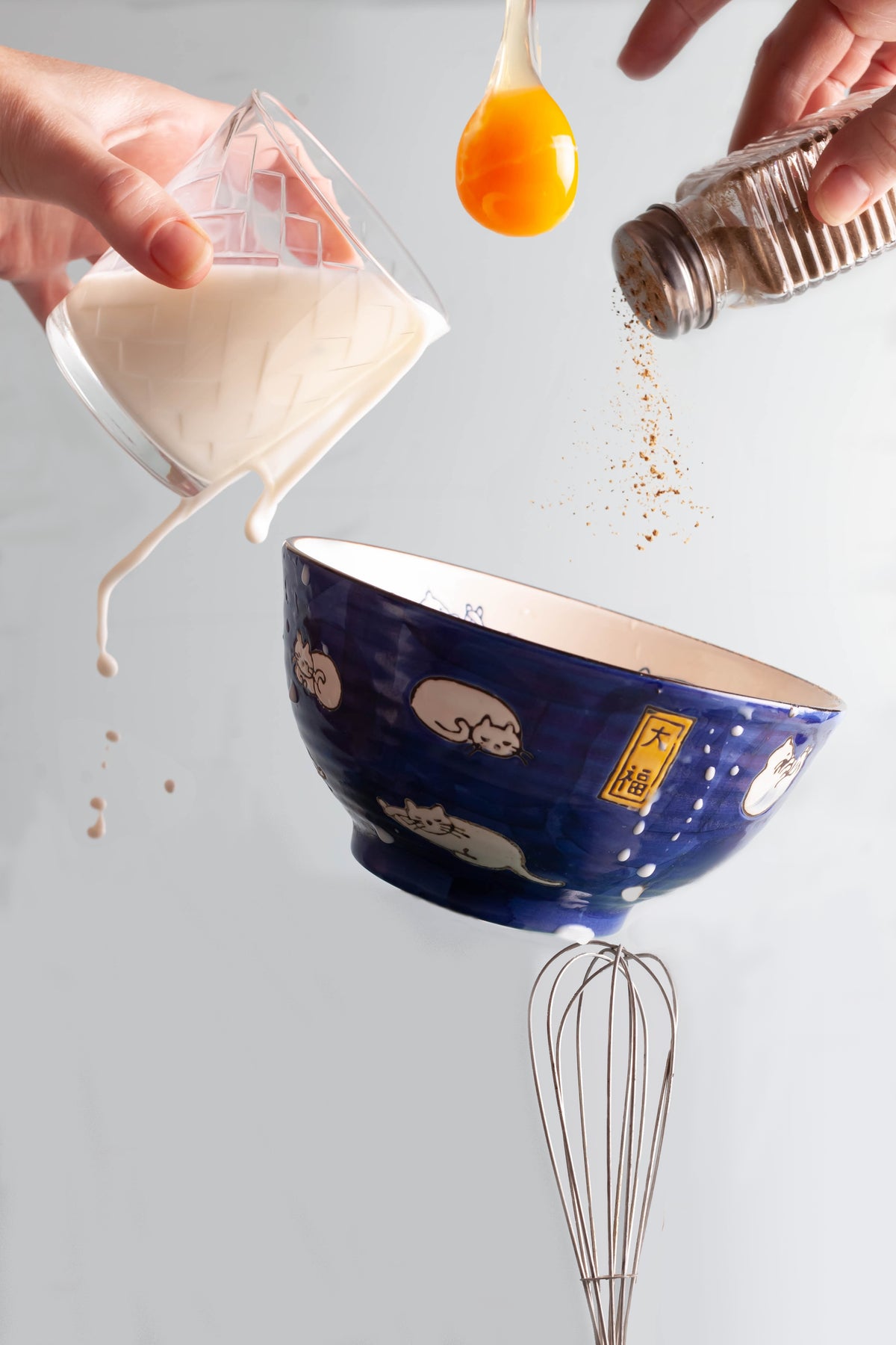 Huevo cayendo sobre un bol con leche vegetal, sobre fondo claro