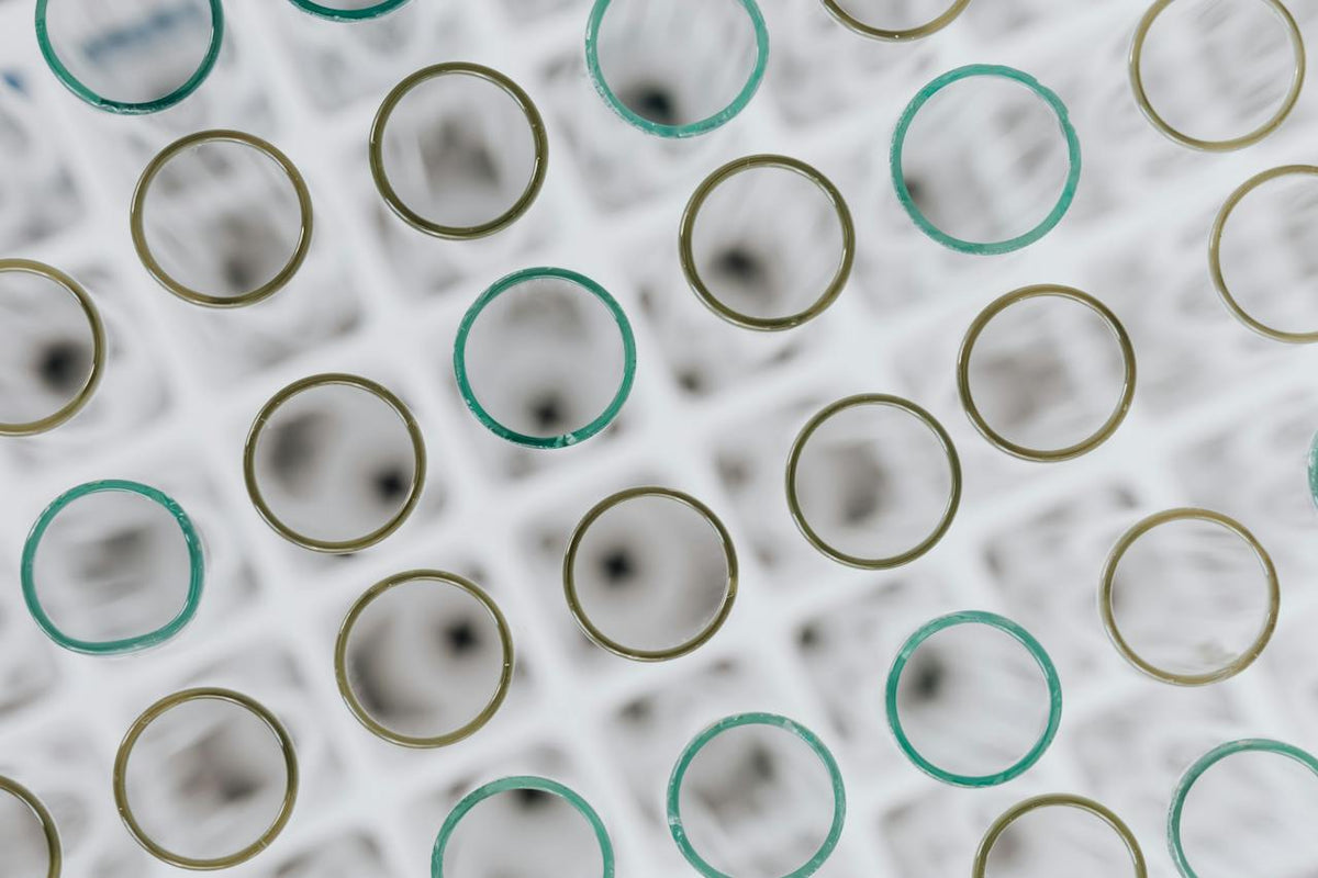 Tubos de ensayo de laboratorio vistos desde arriba, con los bordes verdes y dorados