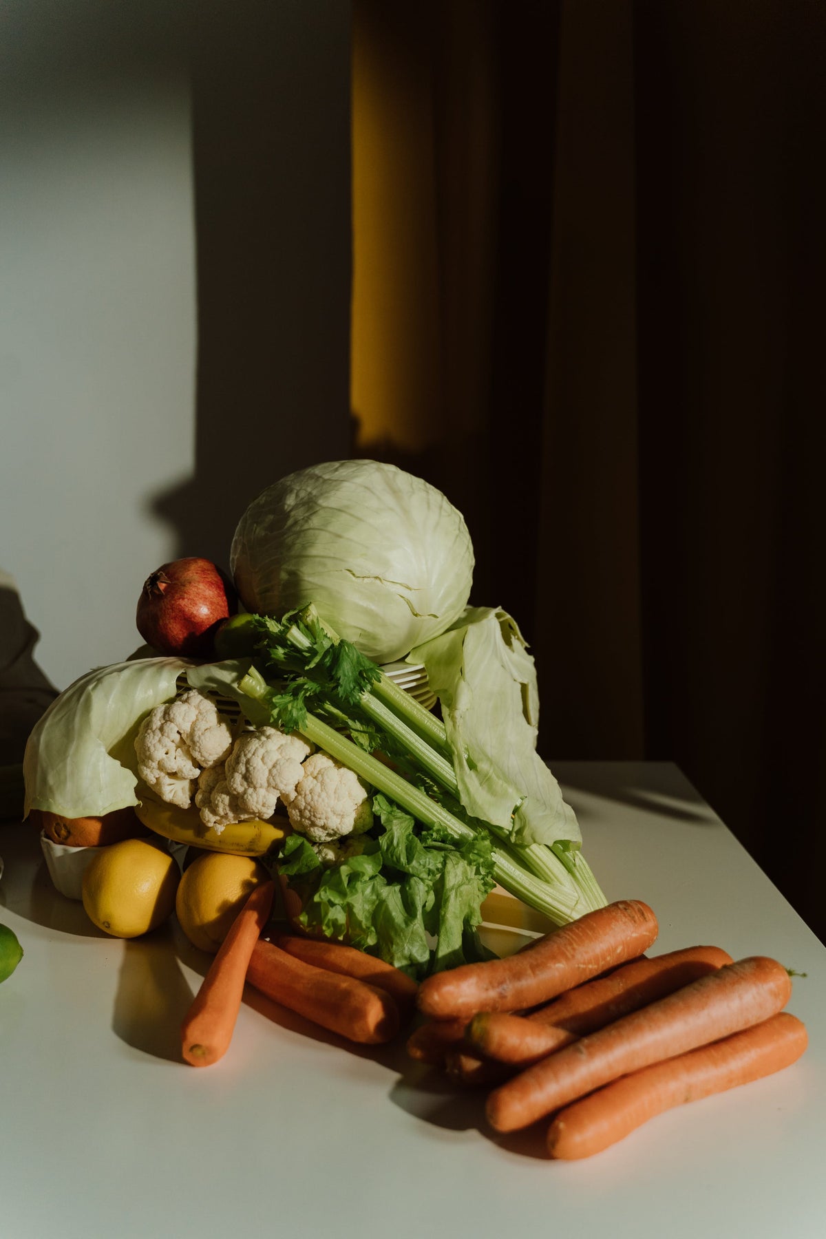 Verduras frescas sobre una mesa blanca