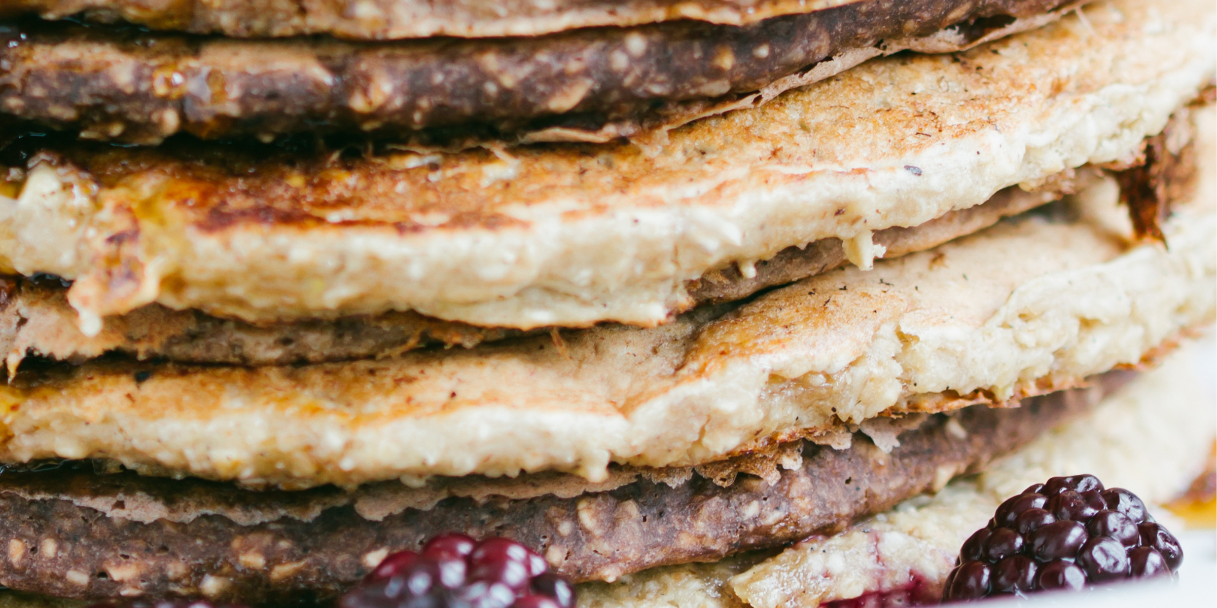 Tortitas de semillas de lino apiladas con moras