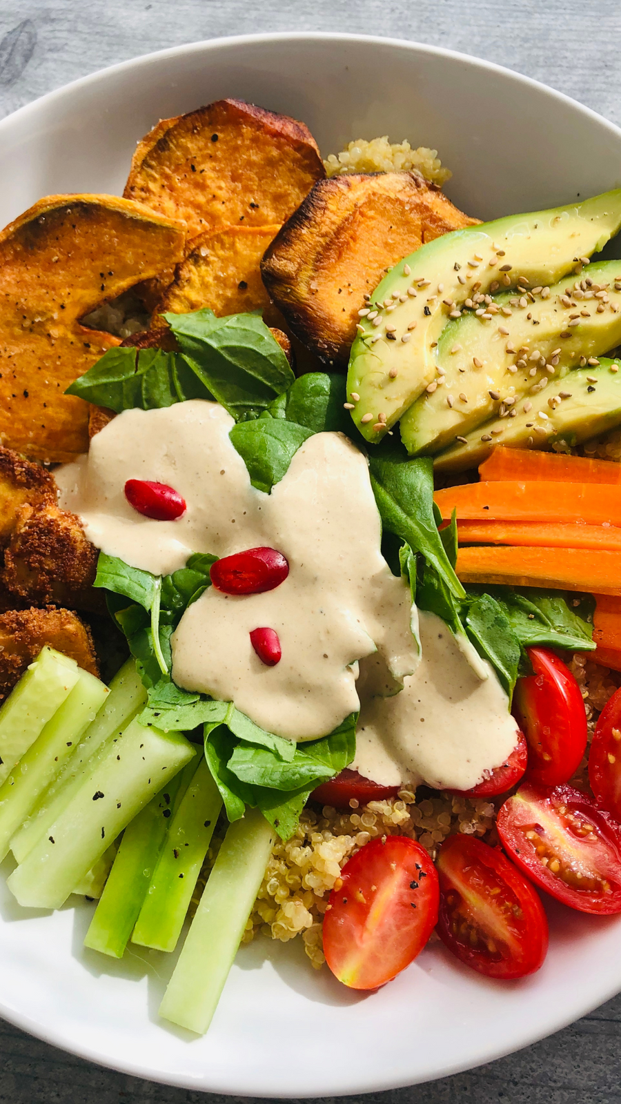 Verduras frescas, aguacate, legumbres y aceite de oliva sobre una mesa