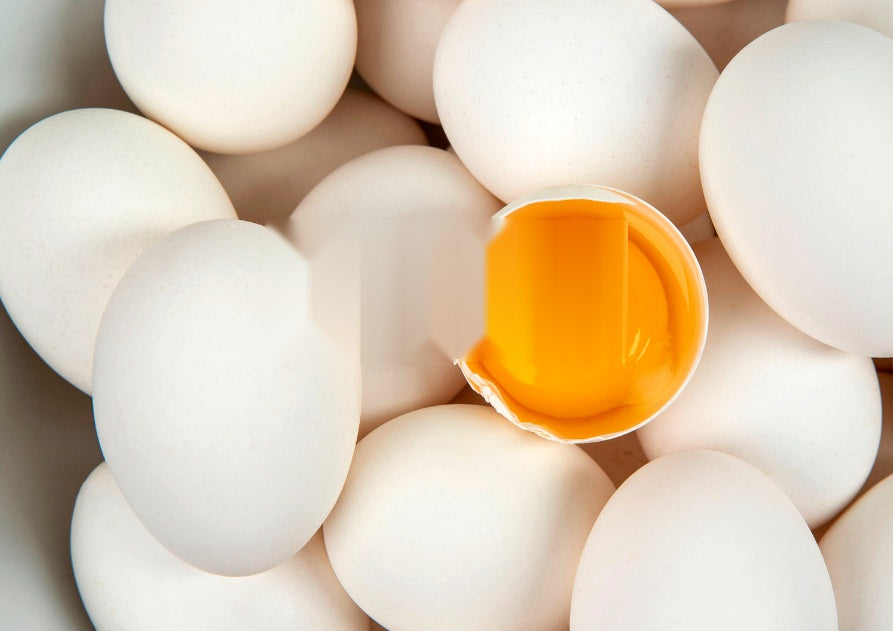 Huevos blancos con una yema al centro