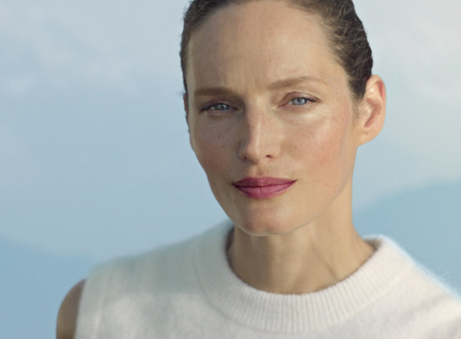 Retrato de una mujer de unos cincuenta años con jersey blanco